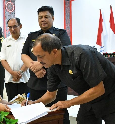 bupati samosir bersama dprd tetapkan tiga ranperda menjadi perda